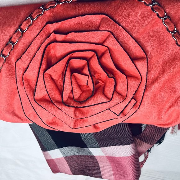 Pink Leather Modern Crossbody bag with Rose - Picture 13 of 14